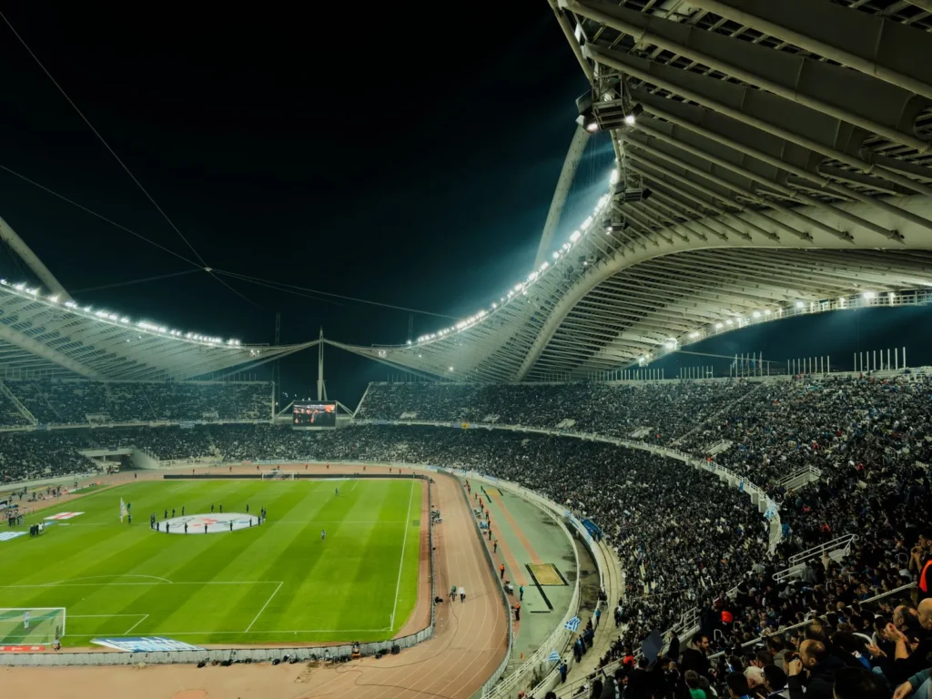 Verlicht voetbalstadion bij avond