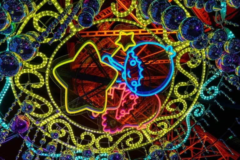 Lichtkunstinstallatie in de stad tijdens een lichtfestival in de avond
