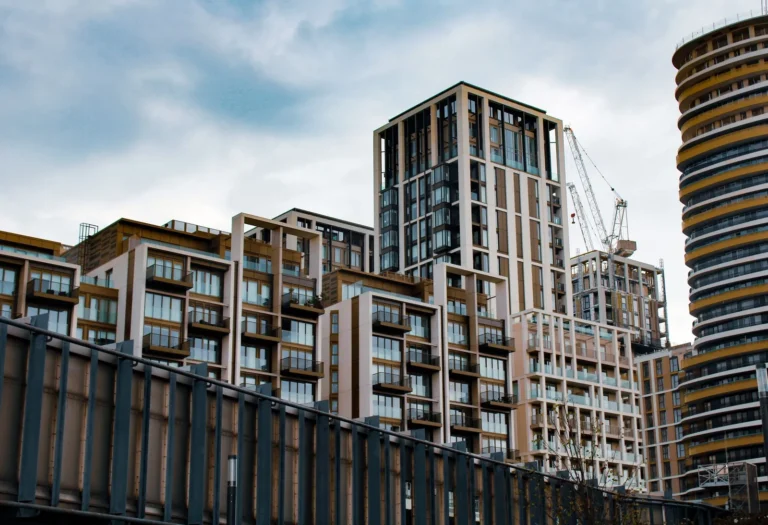 Bouwkraan naast een appartementengebouw in aanbouw