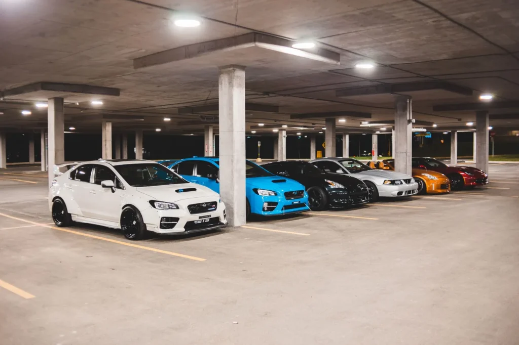 Geparkeerde auto's in een parkeergarage