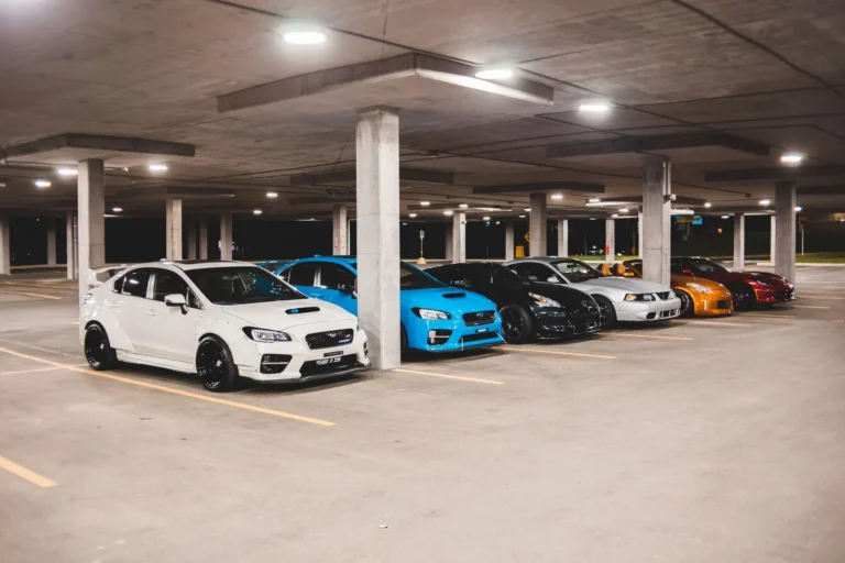 Geparkeerde auto's in een parkeergarage