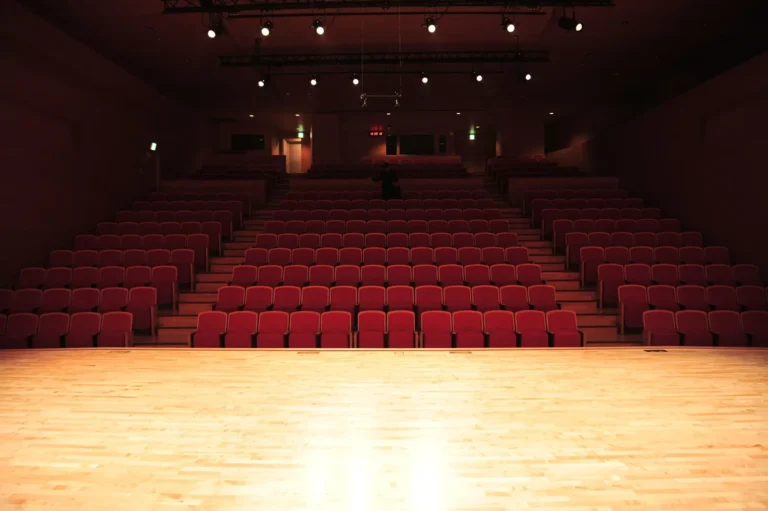 Leeg theaterpodium met spotlights