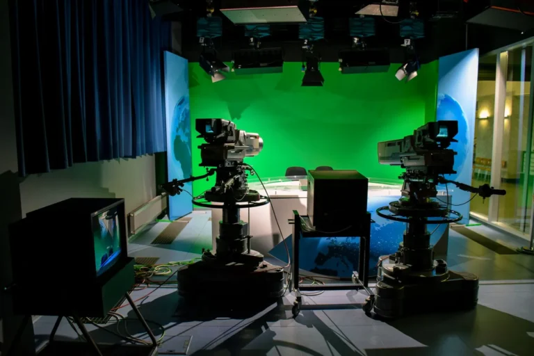 Lampen en camera's in een televisiestudio